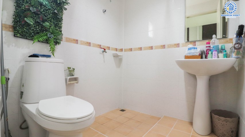 บ้านแฝดมือสองย่านนนทบุรี  ม. บางกอกการ์เด้นท์ บางใหญ่-กาญจนาฯ บนเนื้อที่ 35 ตร.ว.  ฟังก์ครบจัดเต็ม 3 ห้องนอน 3 ห้องน้ำ จอดรถ 2 คัน บ้านสวยมากพร้อมอยู่ บรรยากาศร่มรื่น สงบ  บนทำเลที่ดี เดินทางสะดวก ใกล้เซ็นทรัลเวสต์เกต และทางด่วนศรีรัช  เพียงไม่กี่นาถึงถึง รถไฟฟ้าสถานี "ตลาดบางใหญ่" พร้อมราคาสุดพิเศษ!